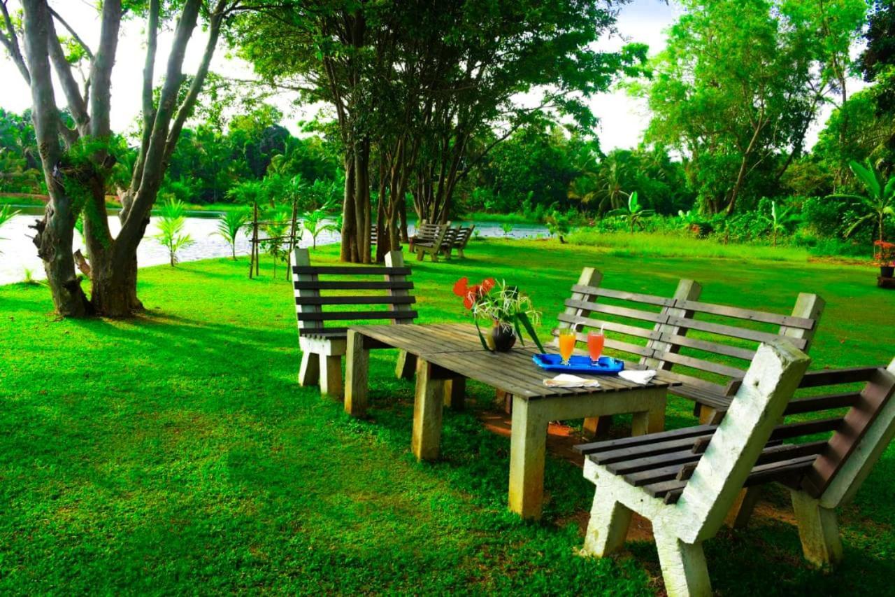 Canal Side Safari Resort Udawalawe Exterior photo